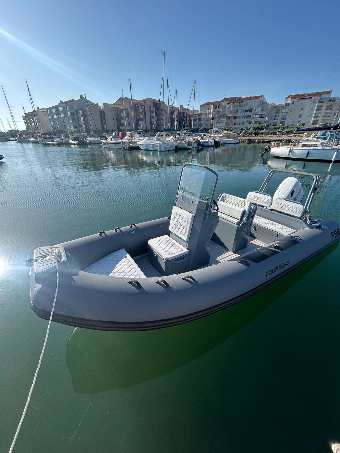 FS6 gris au port